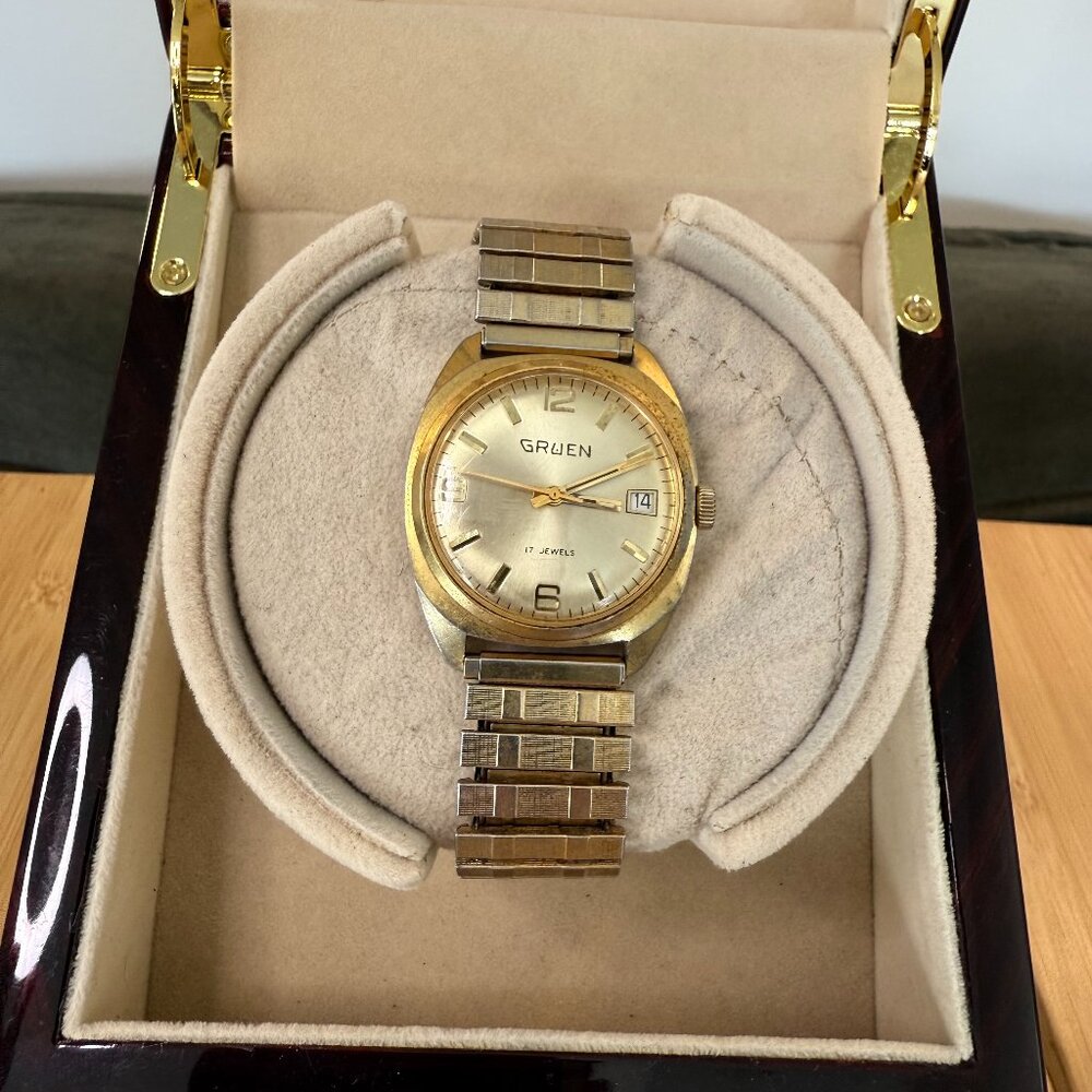 Vintage Gruen 17 Jewels Mechanical Gold Tone Calendar Watch, 33mm